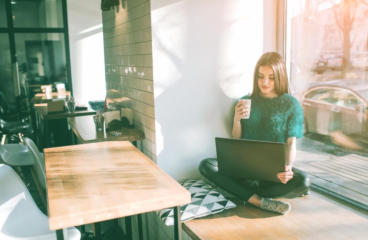 Profesionales participando en sesión de formación en equipo