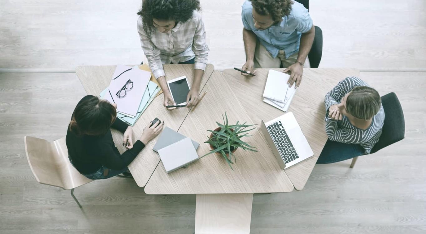 Equipo colaborando en sesión de entrenamiento sobre motivación