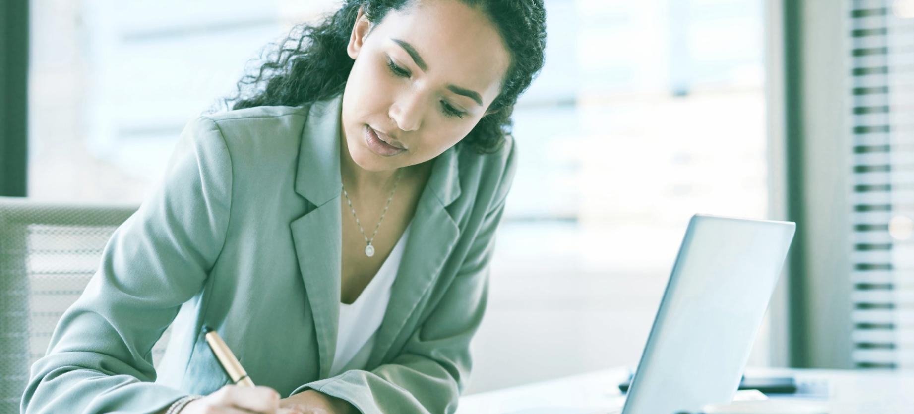 Equipo colaborando en actividades de desarrollo profesional