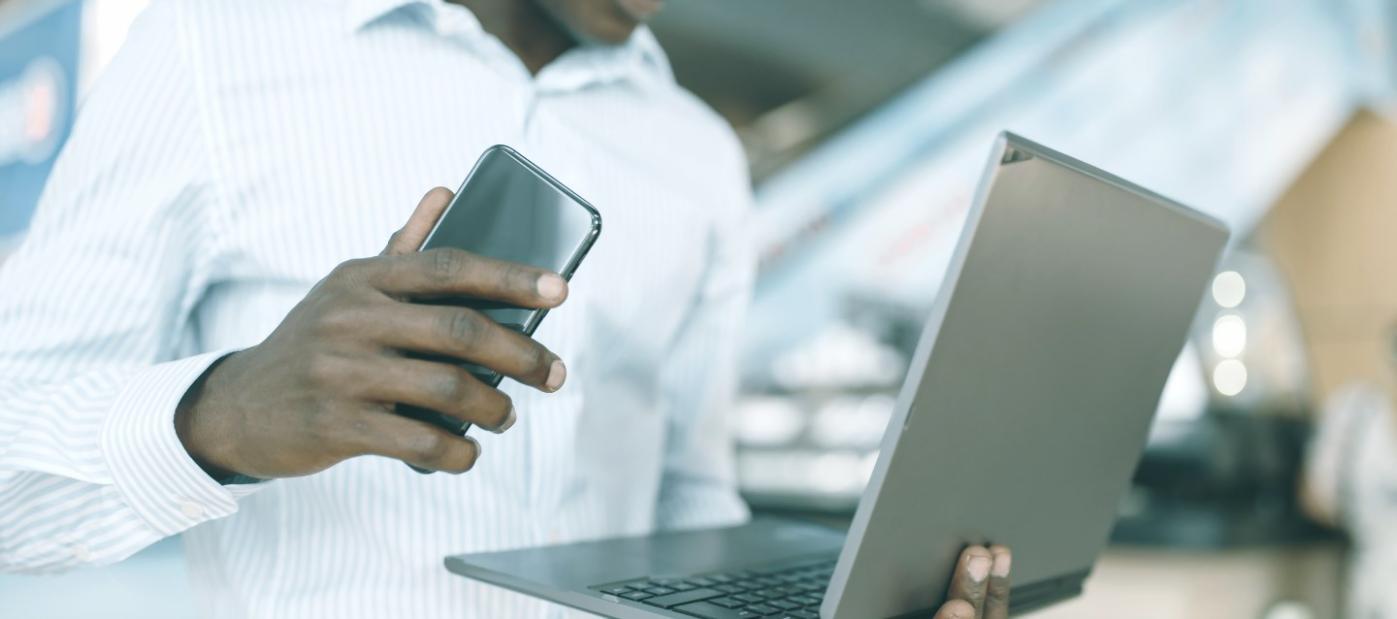 Equipo colaborando en sesión de aprendizaje